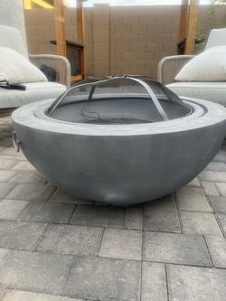 Round Concrete Fire Pit with Spark Screen