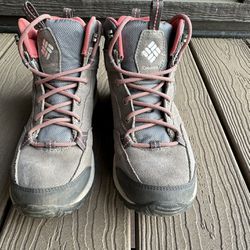 7.5 Women’s Columbia Hiking Boots