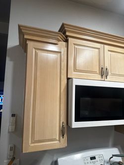 Light Wood Kitchen Wall Cabinets with Crown Molding