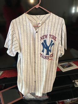 Men’s New York Yankee shirt