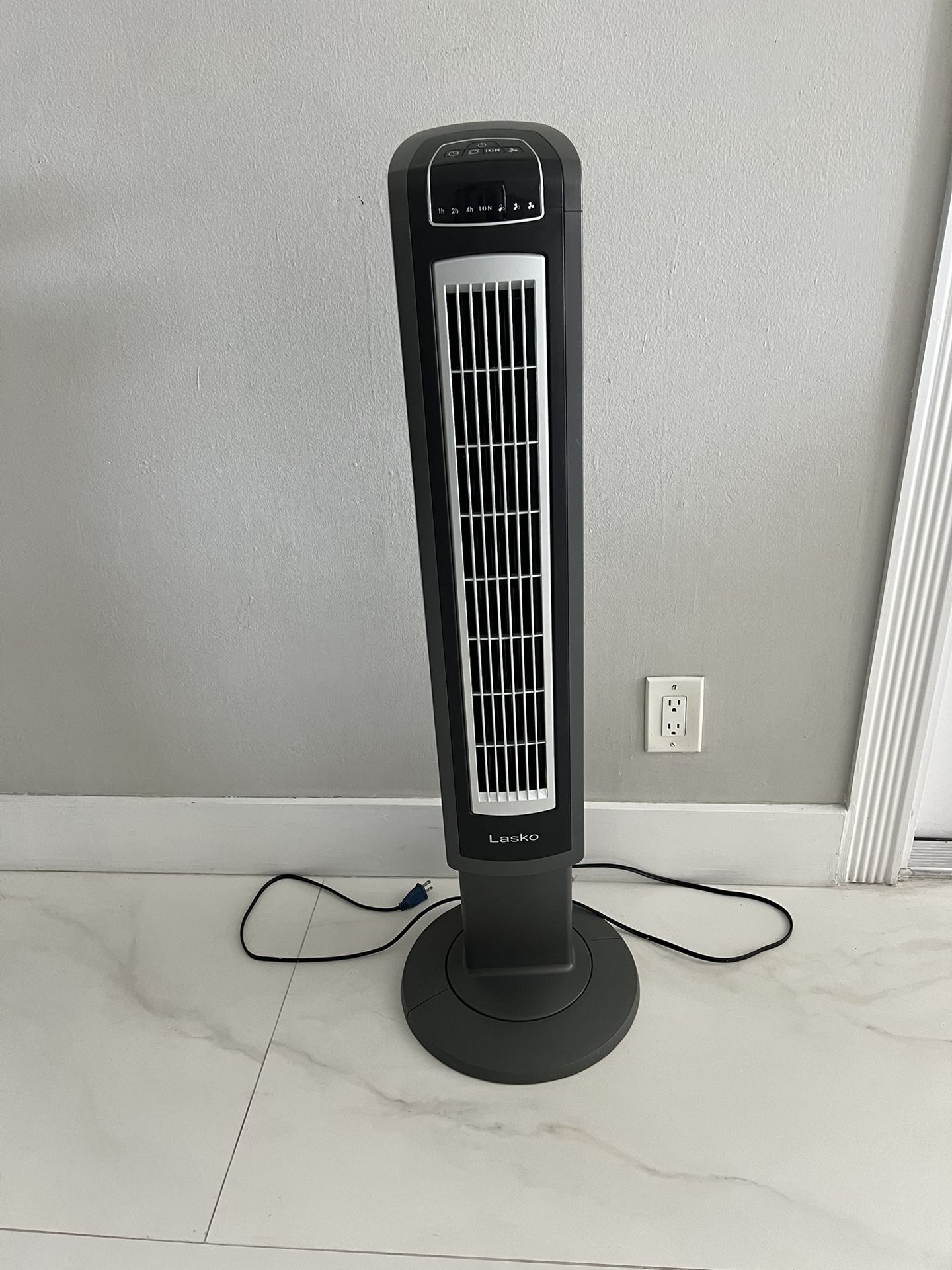 Lasko 2559 42 in-Electronic Tower Fan with Remote Control (Mint Condition)