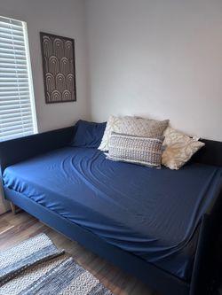 Full-size Daybed sleeps like a Queen!