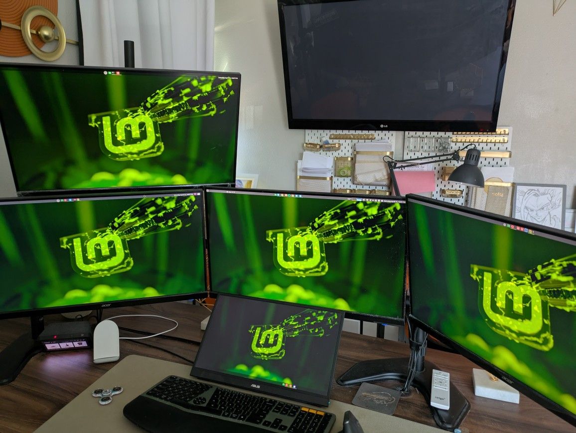 4x 27" Acer Monitor Multi-Monitor Setup