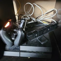 Ps4 - 500gb with 4 controllers and camera