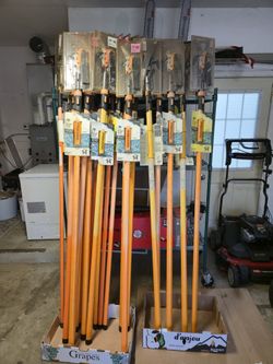 New FISKARS 14' Extendable pole saw and Pruner. 
$29