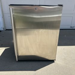 ADA24RS-13 Uline refrigerator
