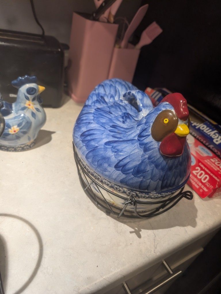 RARE TO FIND OLD WORLD BAJEWARE CHICKEN IN BASKET