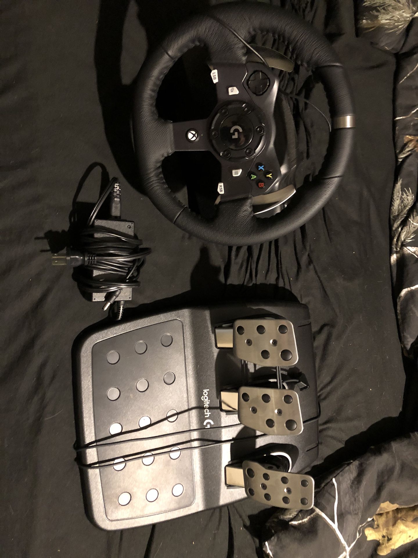 Logitech G920 driving force racing wheel and pedal