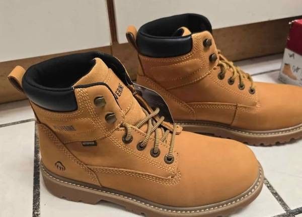 NEW SZ Men 7.5 or Women 8.5 WATERPROOF Work Boots WOLVERINE Floorhand Soft Toe Wheat
Full-grain waterproof leather
Rubber Outsole
