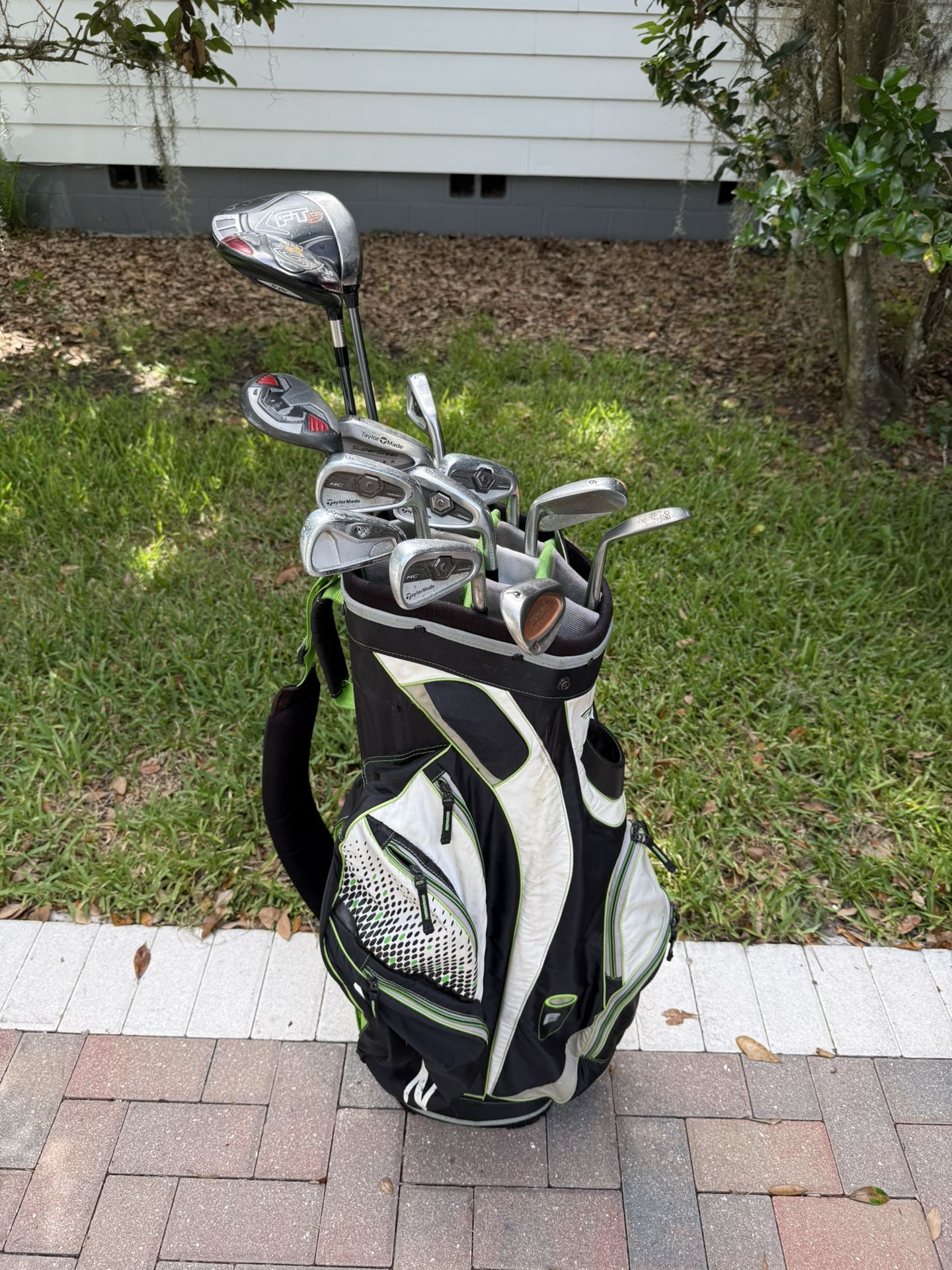 Mens TaylorMade Golf club set with Callaway driver. TaylorMade golf bag right handed