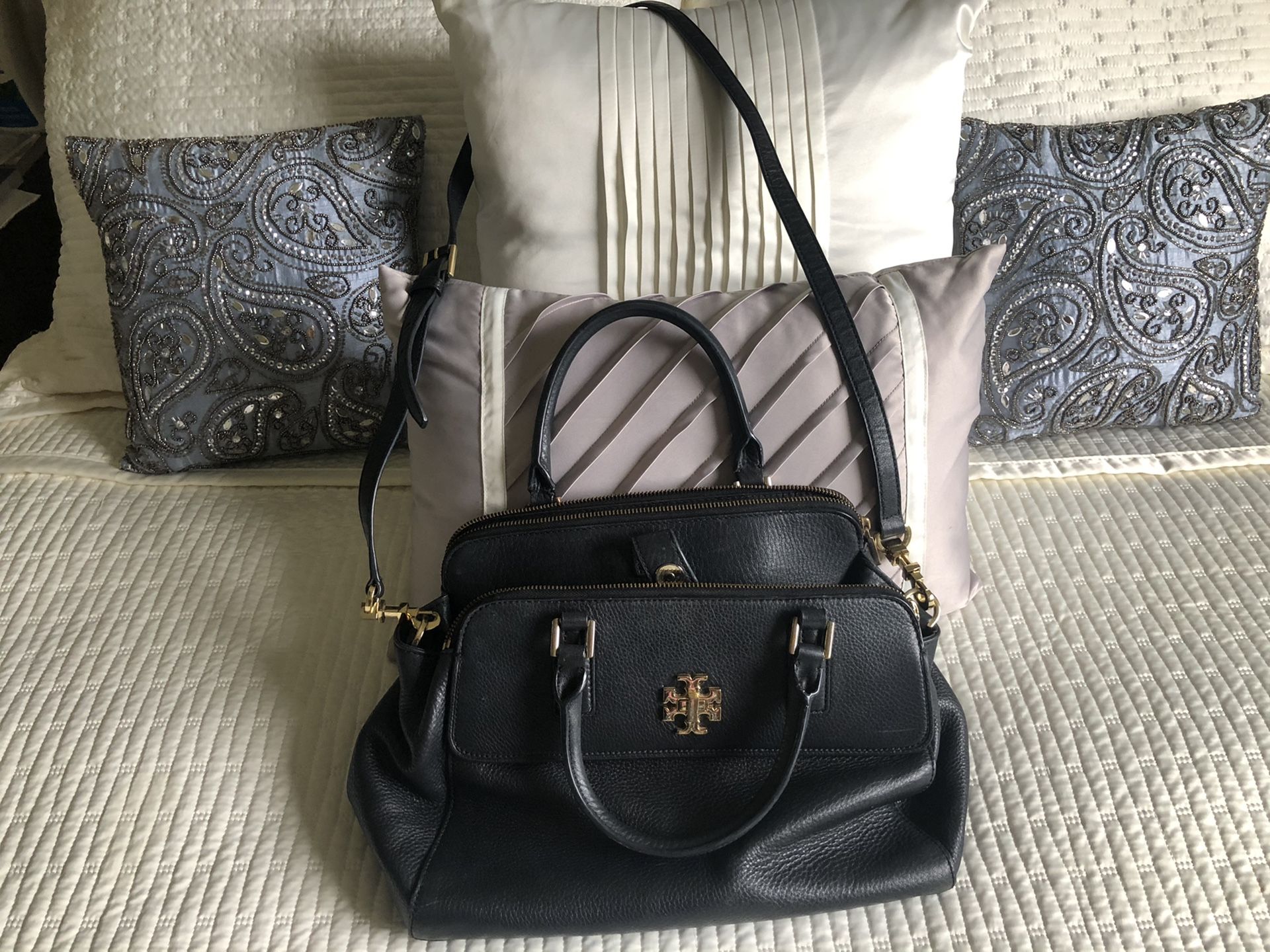 Black leather ORIGINAL Large Tory Burch bag with shoulder strap used but on very good condition!