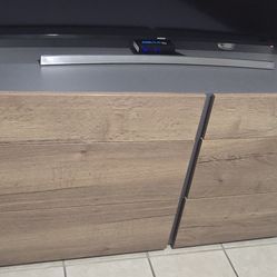 Un gavinete grande de cuarto con 2 mesas de noche, no mesitas, mesas son un poco mas grandes.