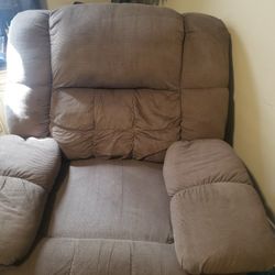 $100 Lazy Boy Recliner 