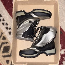 Black and silver Glacier Snow hiking boots with fur lining Men’s size 8 Totes