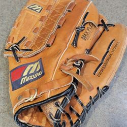 13" Mizuno Baseball Glove Broken In 