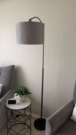 Luminária de Piso Brightech Mason Arc – Luminária de canto moderna com cúpula suspensa exclusiva em formato de tambor para sala de estar – Iluminação