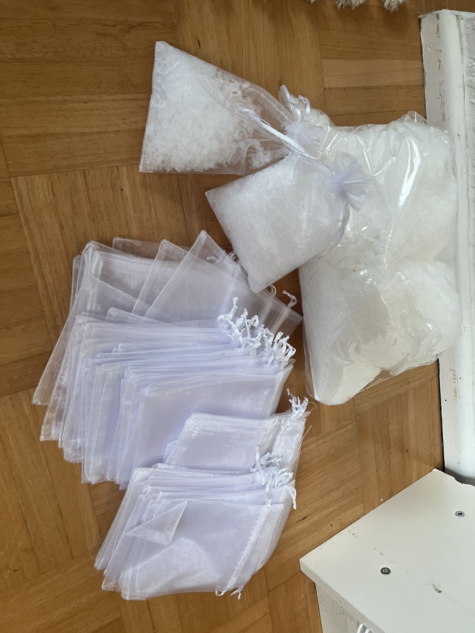 Fake Snow Confetti And Organza Bags