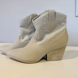 🤠 White Cowboy Boots with Pearls – Size 8 – Statement Piece!