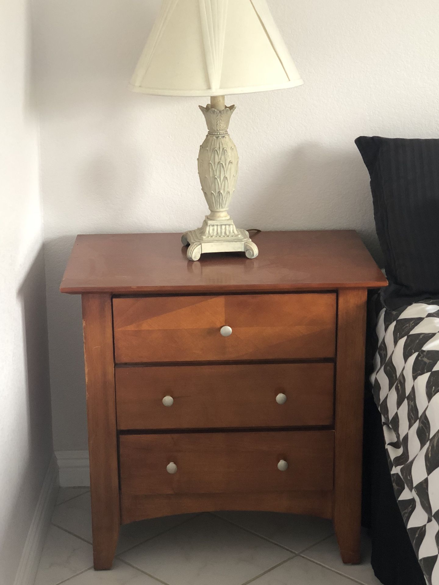 Solid Wood End Table/Nightstand 