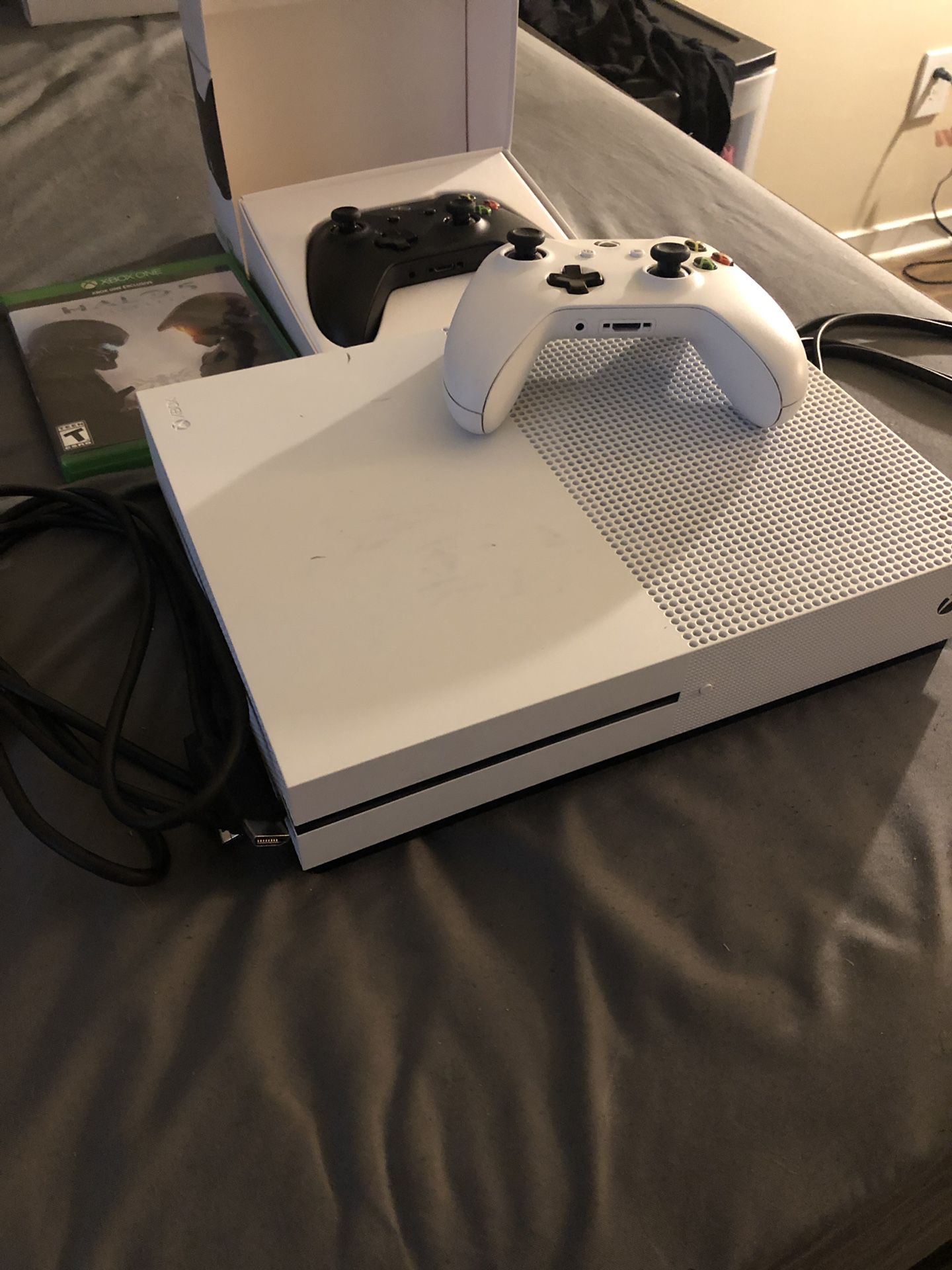 Xbox One S 1TB + 2 Controllers (White And Black) + 1 Game