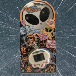 Tamagotchi Space Creature Virtual Pet Keychain Tk-930 Vintage White 