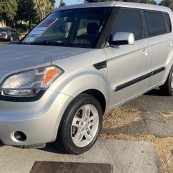 2011 Kia Soul. (clean title,smog Cert ,2keys)