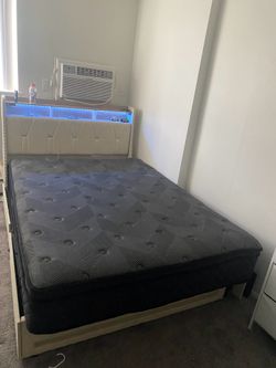 Se vende el bed frame junto con el colchón están nuevo solo usado 3 meses