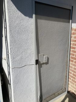 Universal screener sliding door