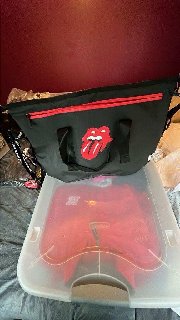 New Rolling Stones Insulated Tour Bag With Strap And 2 Tour Badges And White Large Tshirt