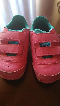 Size 4c toddler puma shoes. Hardly worn. Super cute!