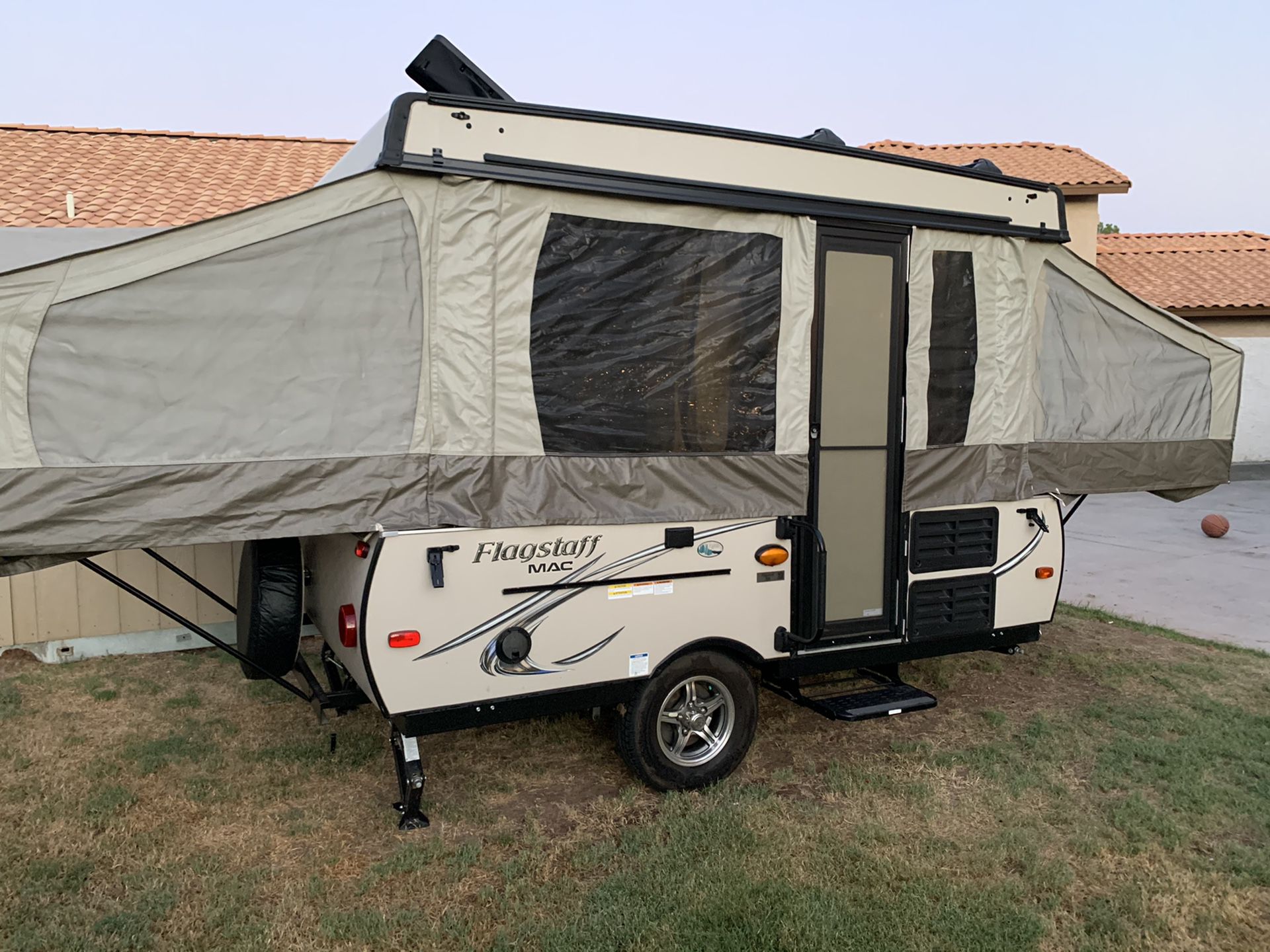 Pop up tent trailer