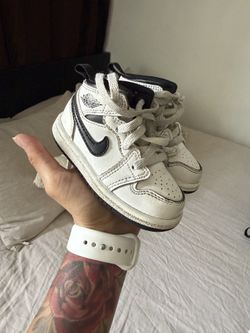 Air Jordan 1 mid white and black 5c