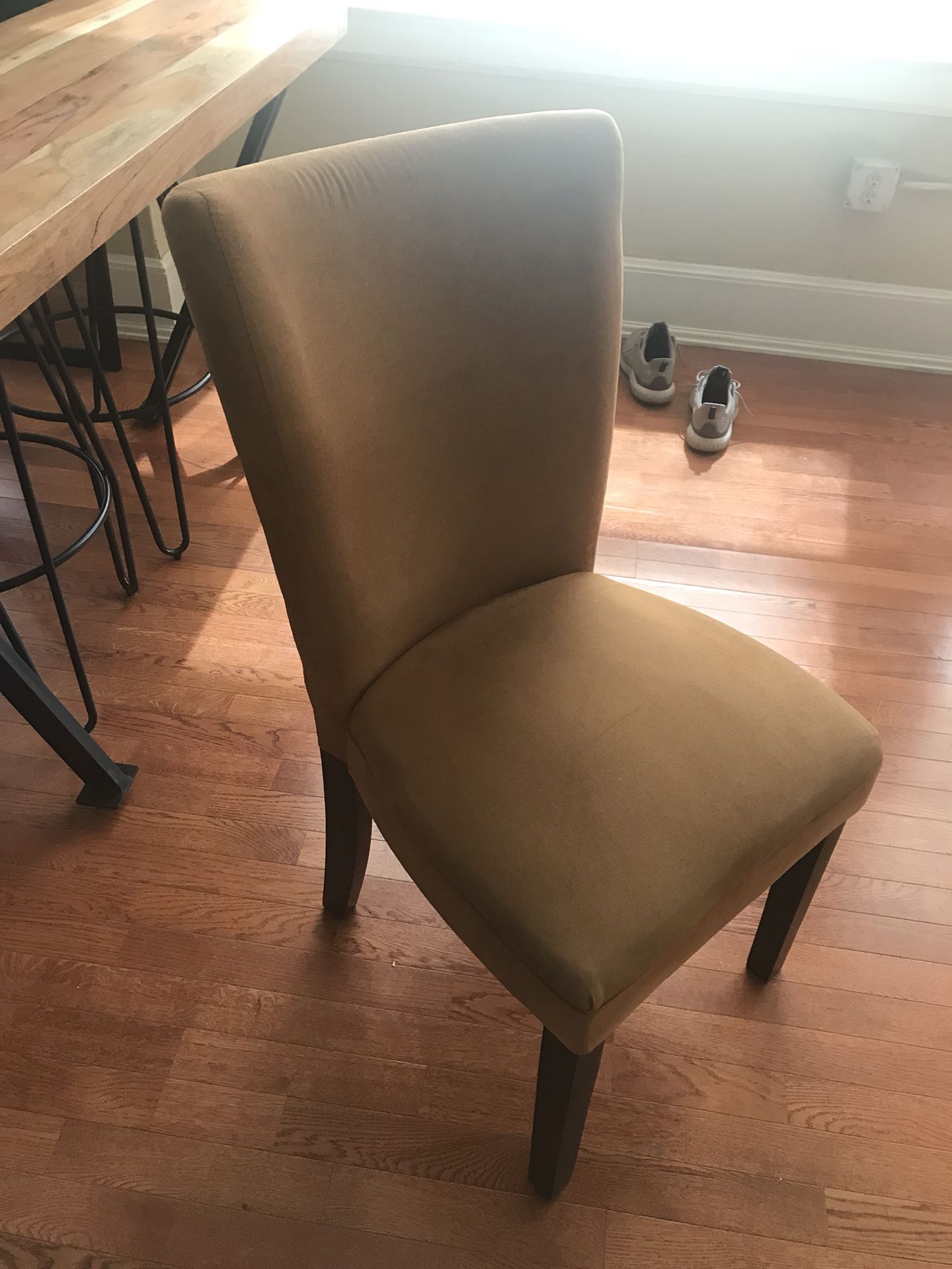 Chair for sale! Great for a desk or accent chair