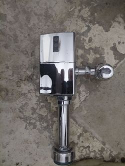 Automatic urinal flushing system