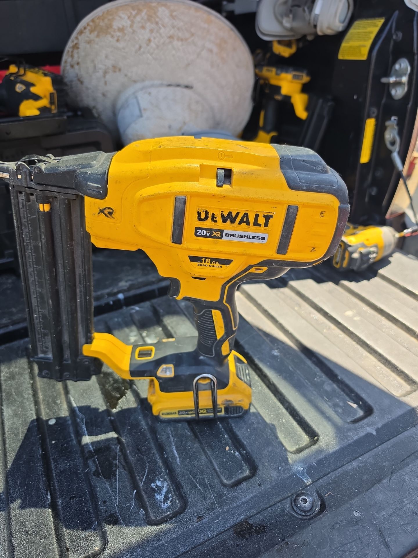 Nailer 18 ga white 20 v batery