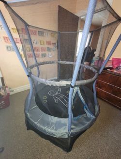 Skywalker mini trampoline with enclosed net