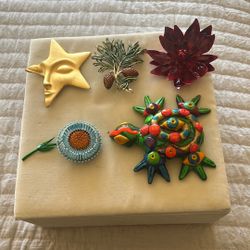 Vintage Brooches With Different Designs And Sizes 