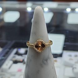 14k Gold Clover ring Perfect For VALENTINES