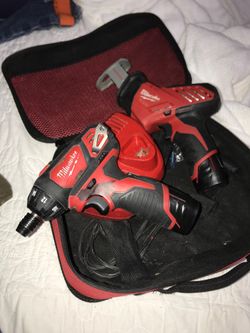 Milwaukee set con un taladro de impacto y un Saw Zall y 2 baterías 🔋 y su cargador 🔌 original 12volt