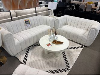 Modern chic sofa loveseat! 🎉☎️💙