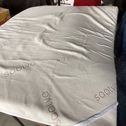 Saatva  Organic Queen Mattress Topper