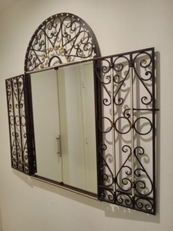 Mirror/wall