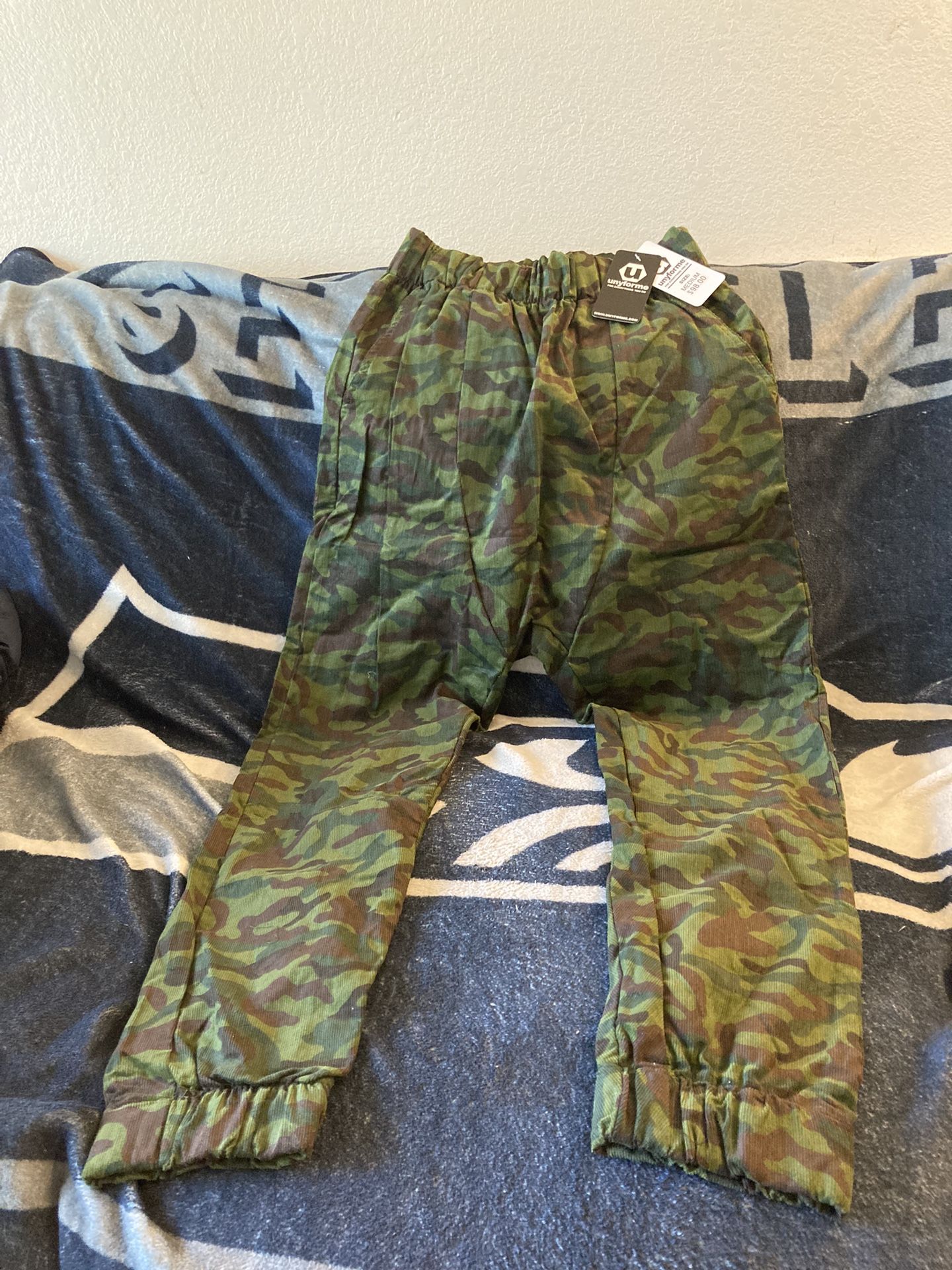 Unyforme Army Camo Pants Size Medium Nwt