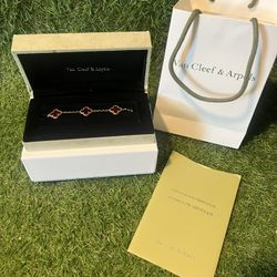 *BRAND NEW* VAN CLEEF & ARPELS CLOVER BRACELET “RED/GOLD”