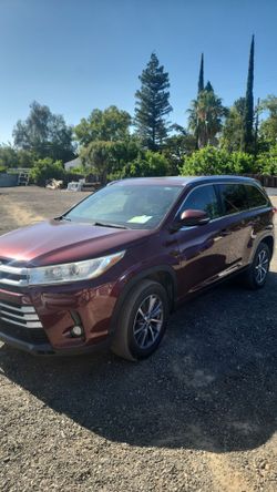 Toyota Highlander SUV – Burgundy