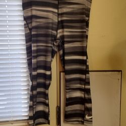 Women's Nike dri fit Capri style leggings