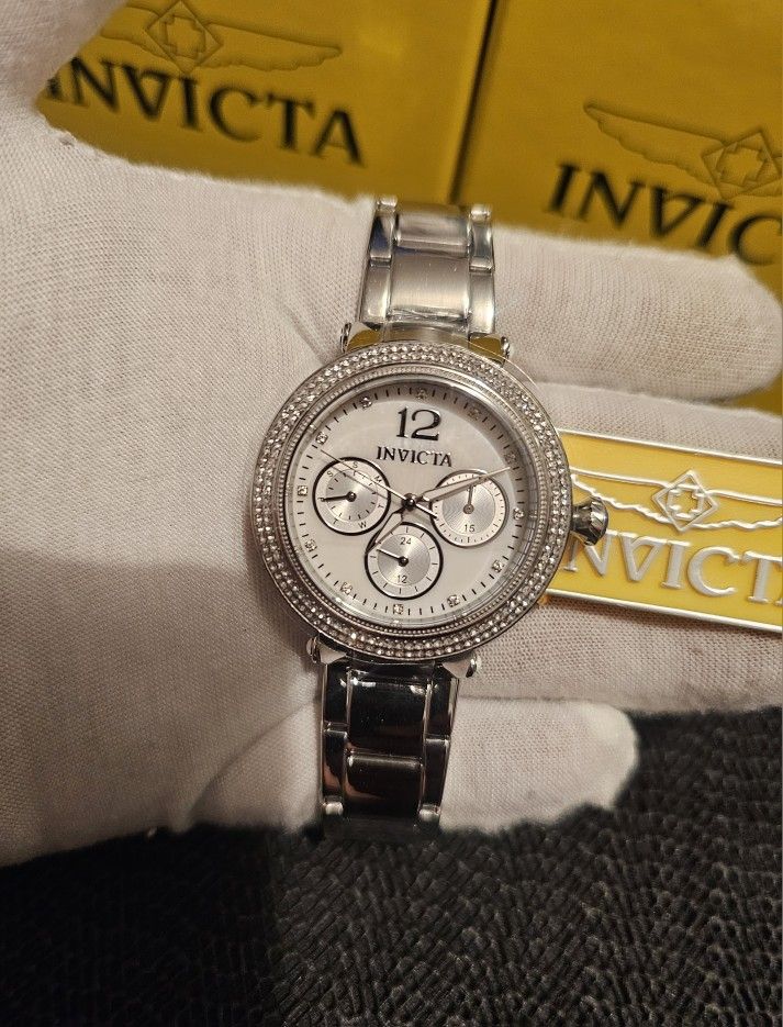 WOMEN'S NEW NICE LUXURY SILVER-TONE AUTHENTIC INVICTA CHRONOGRAPH WATCH.