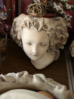 Sculpture/Statue. Has opening to display decor or a plant. Gorgeous Condition.