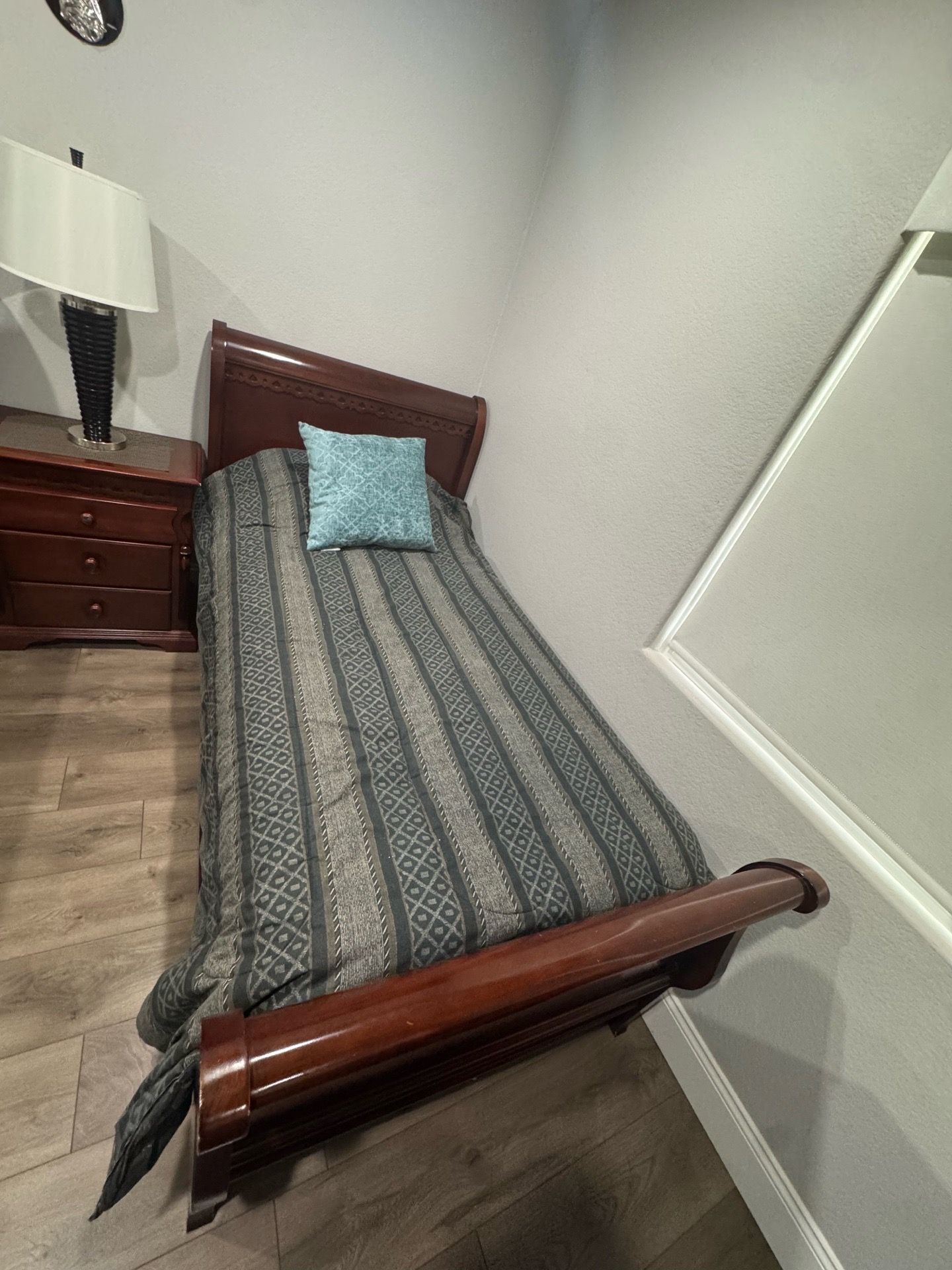 4-Piece Dark Brown Wood Bedroom Set: Bed, Nightstand, Dresser w/ Mirror