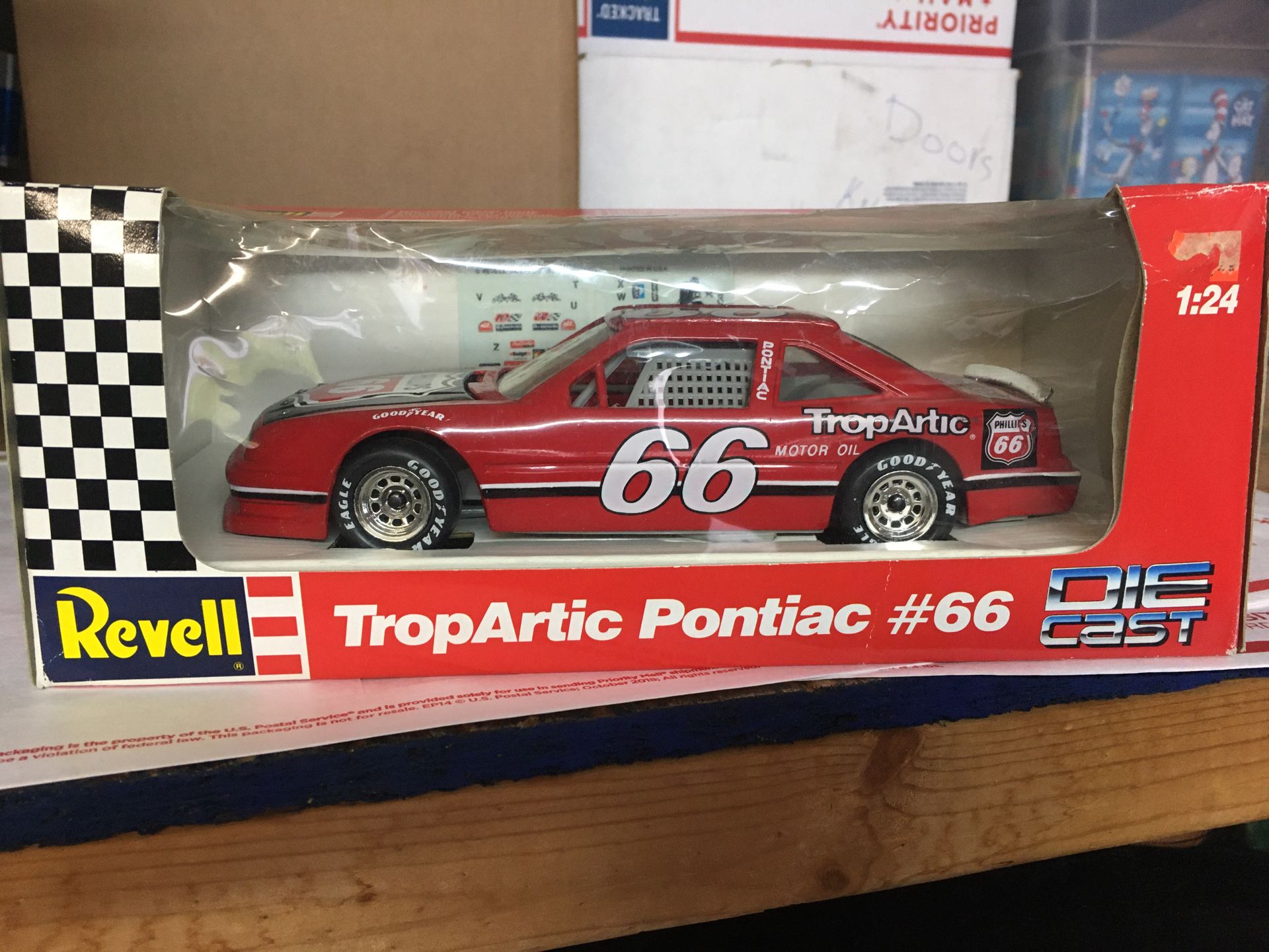 REVELL 8635 NASCAR PHILLIPS 66 TROPARTIC #66 DICK TRICKLE PONTIAC 1/24 DIE-CAST